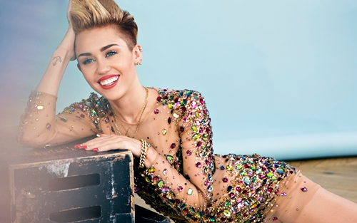 Miley Cyrus rất thích trò chơi điện tử nổi tiếng Guitar Hero, vì vậy cô không ngần ngại yêu cầu lắp đặt bộ trò chơi này trên xe buýt riêng trong mỗi lần đi tour.&nbsp;





Katy Perry sẽ nổi giận lôi đình nếu phát hiện ai đó đặt hoa cẩm chướng trong tầm mắt của cô nàng. Đặc biệt, những tài xế lái xe cho Katy tuyệt đối không được xin chữ ký, chụp ảnh hay bắt chuyện với nữ ca sĩ, thậm chí cô nàng còn cấm họ không được nhìn mình qua gương chiếu hậu khi đang lái xe.





Kris Jenner từng có lần “gây rối” với Apple khi nữ danh ca đòi hỏi hãng này phải dự trữ cho mình 5 chiếc Iphone. Kể cả khi nhân viên đã giải thích sẽ không có ưu đãi nào dành cho bất kì ai kể cả người nổi tiếng, nữ ca sĩ vẫn nhất quyết không chịu và lập tức bắt trợ lý của mình ngồi nói chuyện điện thoại thuyết phục bằng được Apple thì thôi.&nbsp;&nbsp;