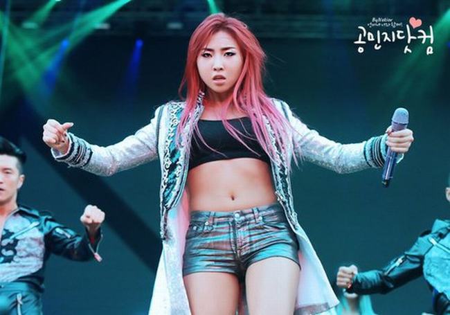 Sinh năm 1994, Minzy đã kéo độ tuổi trung bình của 2NE1 xuống tới 3 tuổi.