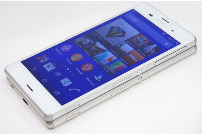 Sony Xperia Z3+ được trang bị khả năng chống bụi và nước với chuẩn IP65/IP68. Sony cũng cho biết máy sẽ có thời lượng pin tốt hơn Z3 dù dung lượng pin chỉ 2930mAh, so với Z3 là 3100mAh.
