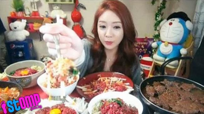 Cô nàng&nbsp;&nbsp;Park Seo-yeon, 35 tuổi còn có thể&nbsp;kiếm hàng ngàn đô la mỗi tháng nhờ khả năng ăn uống hơn người. Công việc hàng ngày của cô là chia sẻ những bữa ăn &#34;khổng lồ&#34; của mình cho khán giả xem.