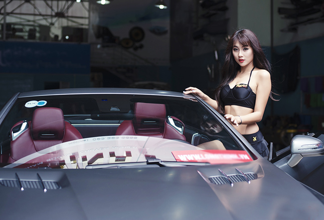 Cô là PG cho chương trình khai trương của một showroom ô tô