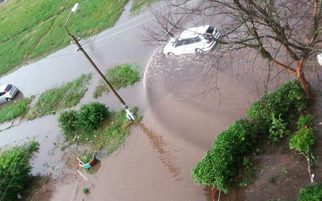 Nga: Dân bơi trên đường vì mưa lớn, ngập nặng - 5