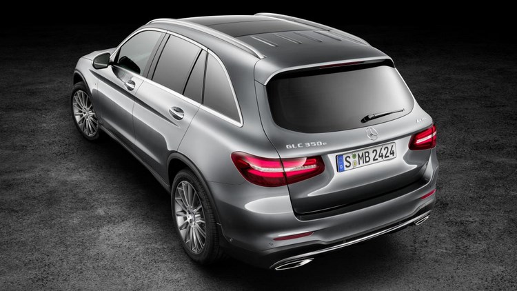 Mercedes-Benz GLC 2016 nhìn từ trên cao. So với GLK, GLC cao hơn 0.3-inch, rộng hơn 2.0-inch và dài hơn 4.7-inch.