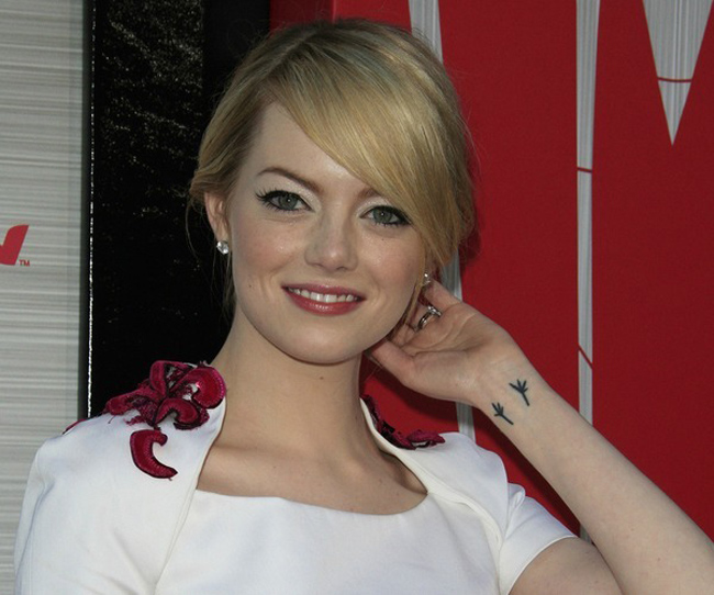 Hình xăm đôi chân của hai chú chim trên cổ tay Emma Stone&nbsp; kỉ niệm ngày mà mẹ cô chiến thắng căn bệnh ung thư vú.