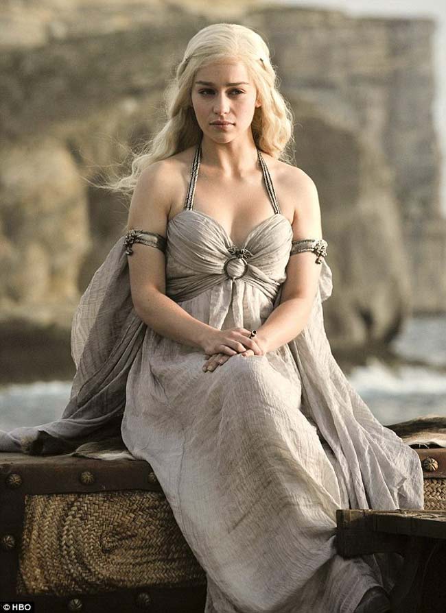 Vẻ đẹp như một nàng tiên của Emilia trong Game of Thrones khiến nhiều khán giả ấn tượng. Bộ phim này đứng đầu danh sách bị tải lậu và có số lượng fan hâm mộ rộng khắp thế giới.