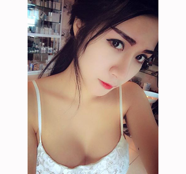 Hotgirl Hà thành Vân Navy thể hiện gu thời trang sexy.