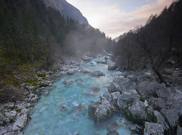 Sông Soca chảy qua phía tây Slovenia và đông bắc Italy, khởi nguồn từ thung lũng Trenta của Slovenia thuộc dãy Julian Alps ở độ cao 1.100 m.&nbsp;
