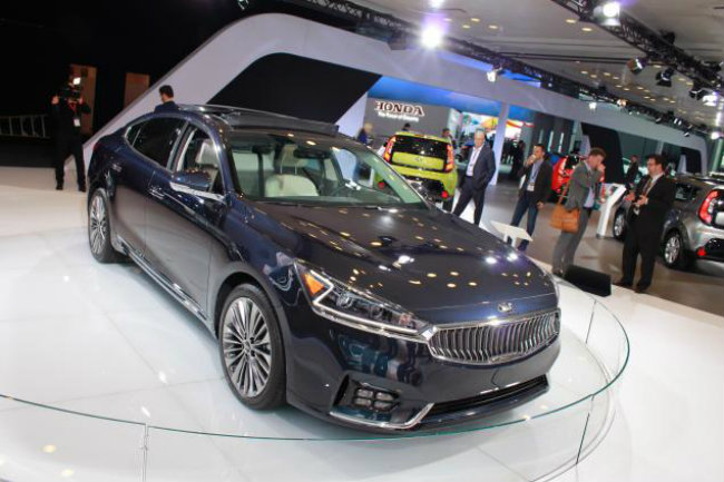 Xuất hiện tại New York Auto Show 2016, Kia cadenza 2017 dễ dàng bắt mắt khách thăm quan. Bởi đây là một mẫu xe hoàn toàn mới. Hãng xe xứ kim chi đã thay đổi tất cả Cadenza từ cấu trúc thân xe tới lưới tản nhiệt để tạo ra một chiếc sedan lớn hơn và tốt hơn.