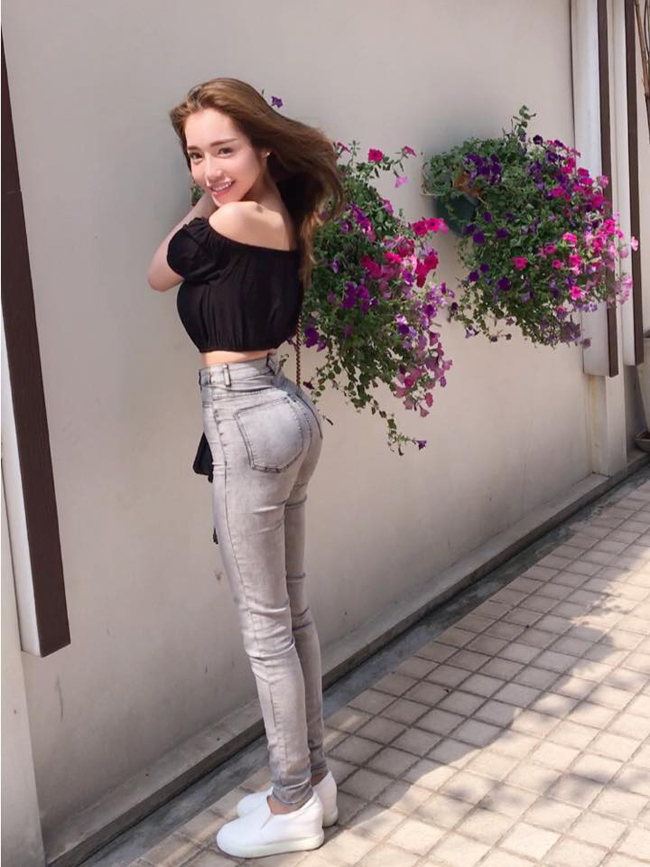 Ngay cả khi mặc quần jeans, vòng ba căng tròn của hot girl Sài thành vẫn rất căng tròn, đầy đặn và được nhiều cô gái ngưỡng mộ.