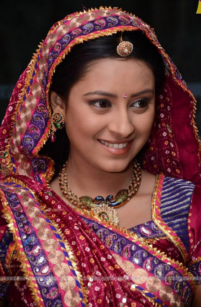 Năm 2010, khi Pratyusha Banerjee vừa tròn 19 tuổi và trở thành một ngôi sao sáng giá khi được chọn thay thế diễn viên nhí Avikar Gor vào vai Anandi trong phần 3 của bộ phim truyền hình ăn khách Cô dâu 8 tuổi/Balika Vadhu &#40;từ tập 516 đến tập 1214&#41;.