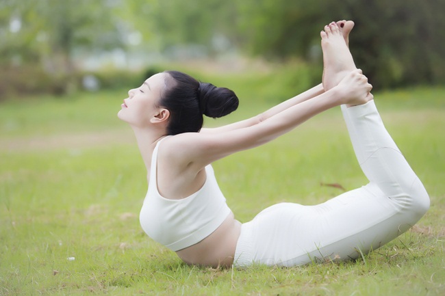 Mỗi tuần, cô dành 3 buổi để tập yoga, mỗi buổi 1 giờ và dù bận rộn vẫn cố gắng sắp xếp để đi tập.&nbsp;