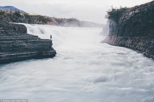 Con người trở nên nhỏ bé và đơn độc khi đứng cạnh dòng thác trong vườn quốc gia Torres del Paine ở Patagonia, Chile.