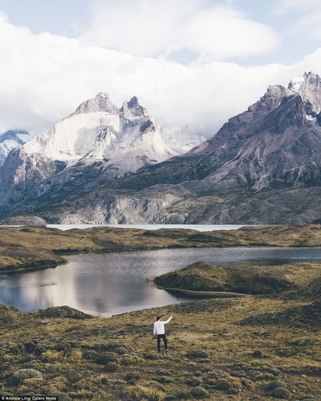 Nhiếp ảnh gia 22 tuổi một mình đứng giữa không gian bao la trong vườn quốc gia Torres del Paine ở Patagonia, Chile.