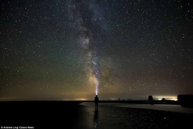 Người đàn ông in bóng lên bầu trời đêm đầy sao trên bãi biển Second Beach ở La Push, bang Washington, Mỹ.