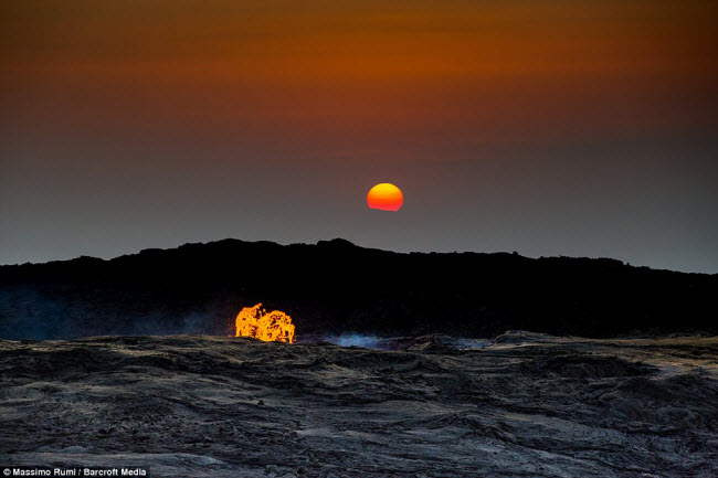 Vùng lõm Danakil &#40;Danakil Depression&#41;, nằm trong sa mạc Danakil ở Ethiopia, được xem là một trong những nơi nóng nhất thế giới. Đây cũng là vùng đất có nhiều núi lửa đang hoạt động.