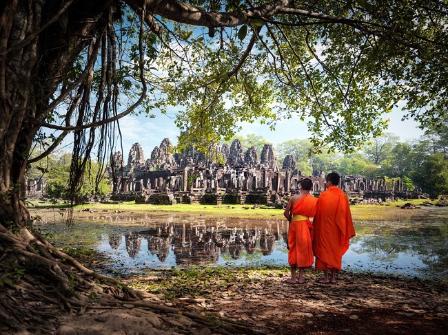 Du lịch bụi ở Đông Nam Á. Những điểm đến nổi tiếng là Chiang Mai ở Thái Lan, Angkor Wat ở Campuchia, Lào, Hà Nội Việt Nam, Bali và Ubud ở Indonesia.