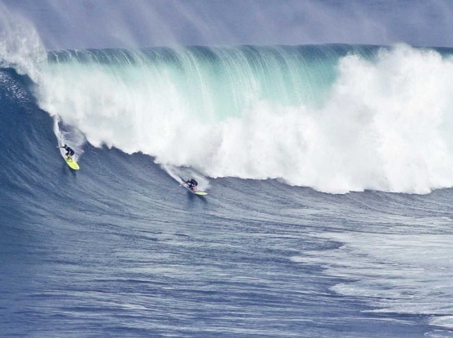 Lướt sóng ở Maui, nơi được bình chọn là địa điểm tốt nhất cho những người lướt sóng ưa mạo hiểm. Sóng có thể cao tới 36m.