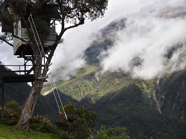 Chơi xích đu ở Casa de Arbol, Ecuador và nhìn ngắm cảnh quan tuyệt đẹp của núi lửa Tungurahua.