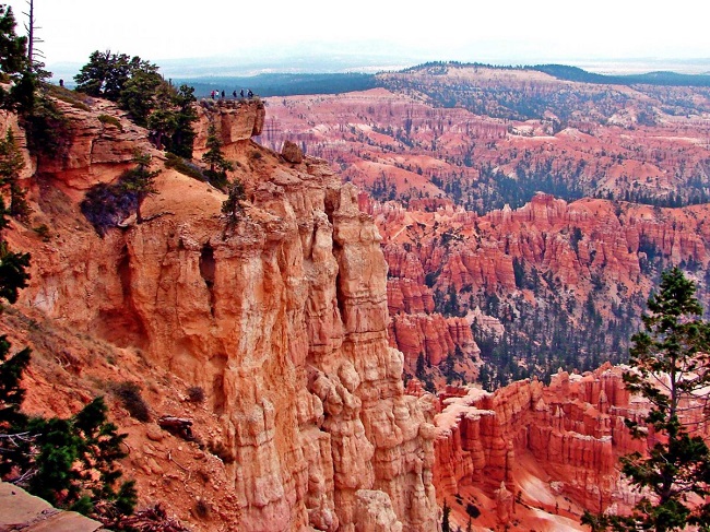 Leo lên Đỉnh Cầu vòng, nơi cao nhất của Vườn quốc gia Bryce Canyon ở bang Utah, Mỹ với độ cao 2770m, để xem cảnh quan tuyệt đẹp của các vực núi bên dưới.