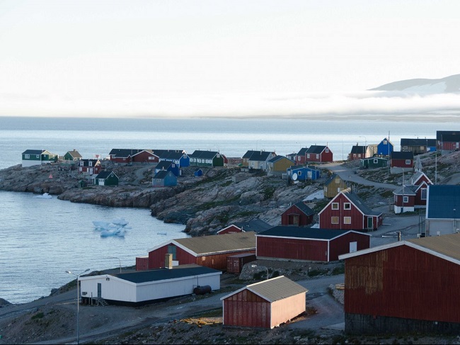 Bay đến Ittoqqortoormiit ở Greenland, nơi bạn chỉ có thể đến bằng máy bay trực thăng. Từ đó bạn có thể chèo thuyền ở con vịnh dài nhất thế giới.