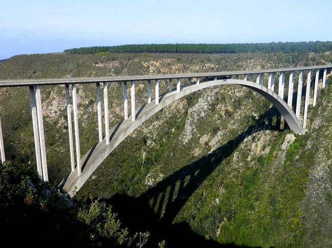 Nhảy bungee ở cầu Bloukrans, con cầu nhảy bungee cao nhất thế giới nằm giữa 2 mảng kiến tạo phía phía đông và phía tây của Nam Phi. Bạn sẽ rơi từ trên cao 200m.