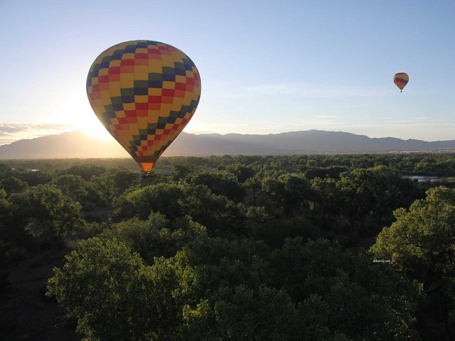 Bay trong một khinh khí cầu ở Albuquerque, New Mexico. Thành phố tổ chức một lễ hội khinh khí cầu quốc tế, nhưng bạn có thể thuê khinh khí cầu bất kì thời điểm nào trong năm.