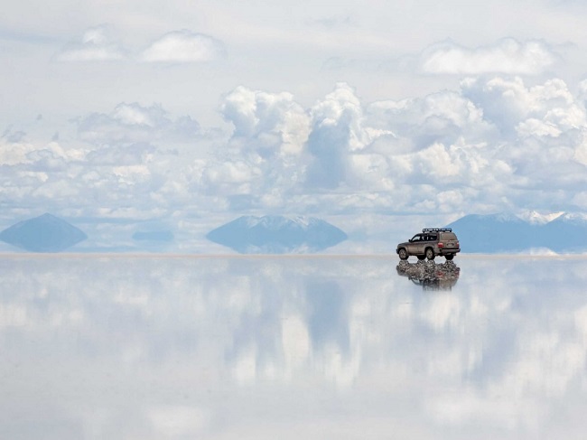 Lái ô tô qua Salar de Uyuni của Bolivia, cánh đồng muối lớn nhất thế giới.