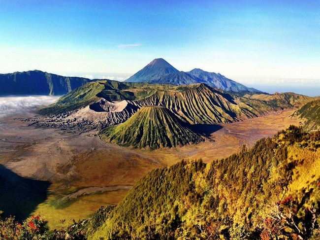 Khám phá gần 45 núi lửa ở Java, Indonesia.