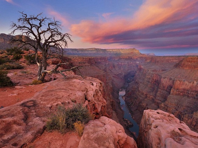 Chèo thuyền qua vùng biển tuyệt đẹp Grand Canyon của Arizona, Mỹ.