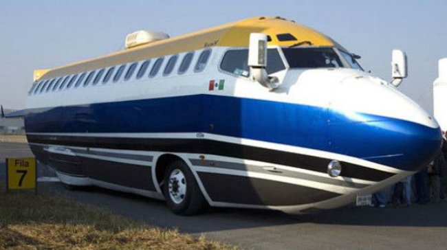 7. Boeing 727 Jet Limo được thiết kế độc nhất vô nhị khi kết hợp các thành phần của máy bay Boeing 727 với chiếc xe buýt của Mercedes-Benz.