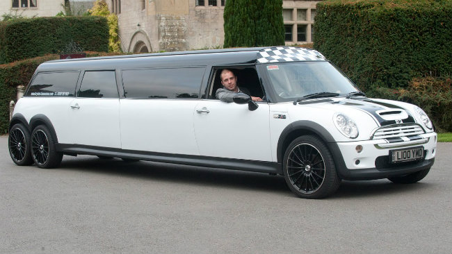 9. Mini Cooper S Limo dài 27 feet &#40;8,2 mét&#41; tương đương với 1 chiếc xe buýt thông thường.