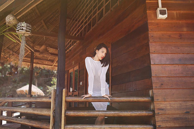 Váy lưới xuyên thấu sexy tôn đường cong với những khoảng hở táo bạo cũng được cô lựa chọn khi đi du lịch.