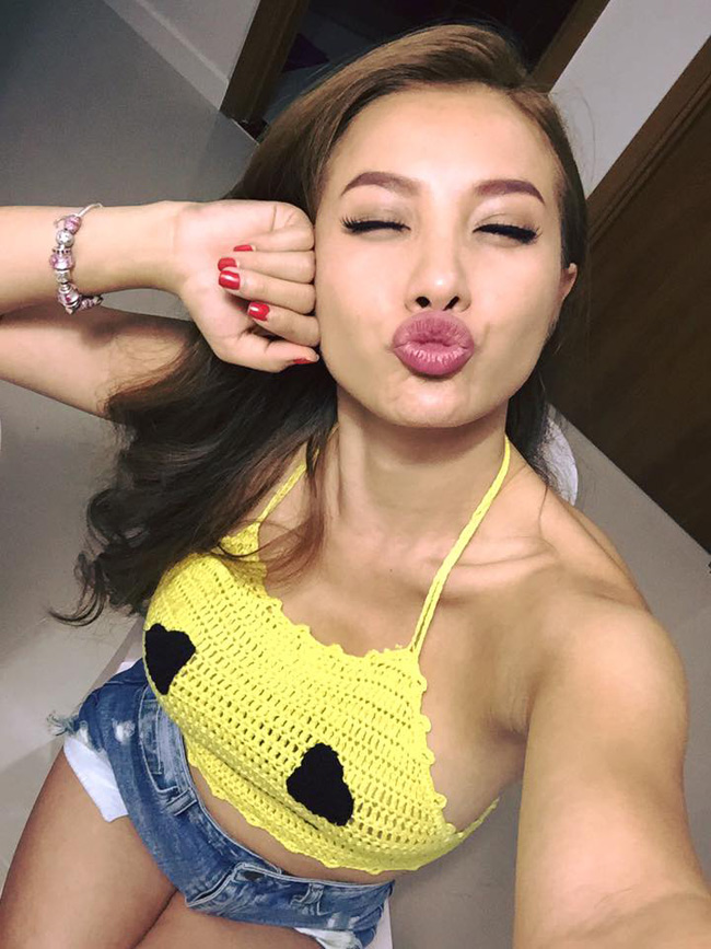Yaya Trương Nhi tiếp tục gây sốc với áo crop top vàng chanh có họa tiết khá lạ.
