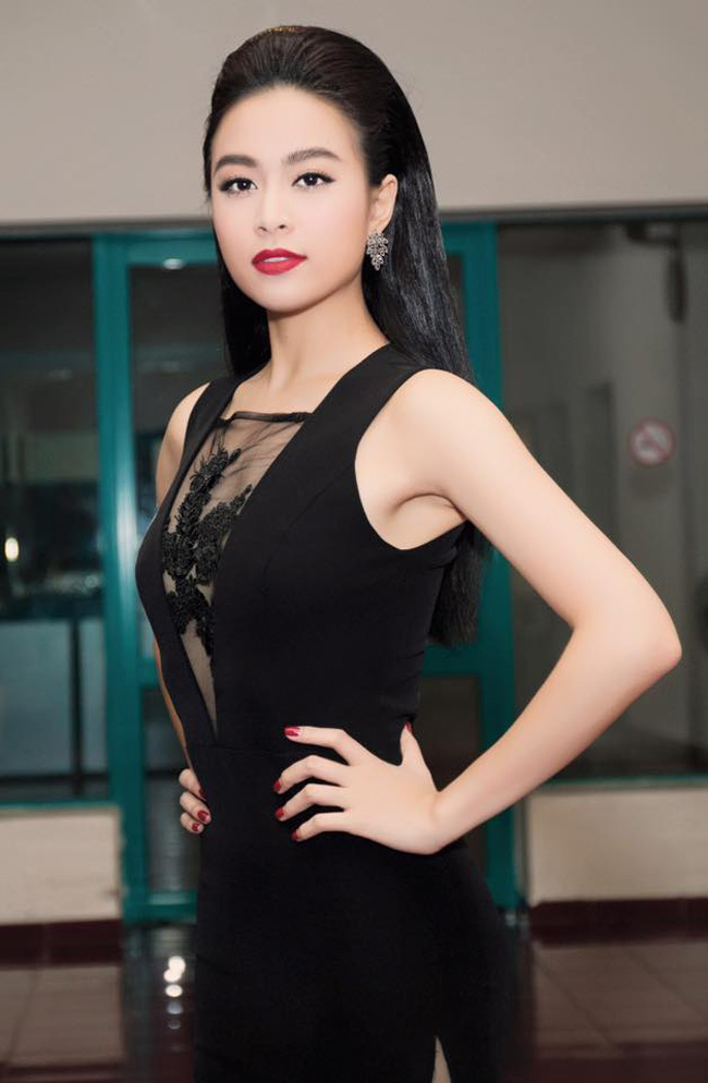 Trang phục xuyên thấu có vẻ sẽ tiếp tục được các ngôi sao ưa chuộng trong mùa nắng nóng năm nay.&nbsp;
