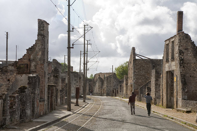 Ngôi làng Oradour-sur-Glane ở Pháp là bằng chứng cho thấy sự tàn ác của phát xít Đức trong cuộc chiến tranh thế giới thứ hai. Chúng đã tàn sát gần như toàn bộ người dân và phóng hỏa đốt các ngôi nhà trong làng.