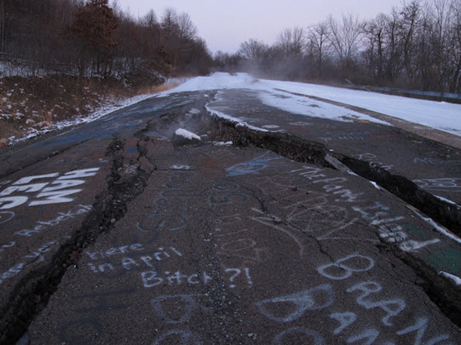 Centralia từng là một thị trấn mỏ trù phú ở bang Pennsylvania, Mỹ. Nhưng hỏa hoạn đốt cháy các vỉa than dưới lòng đất từ năm 1962 đã khiến thị trấn này trở nên hoang tàn.