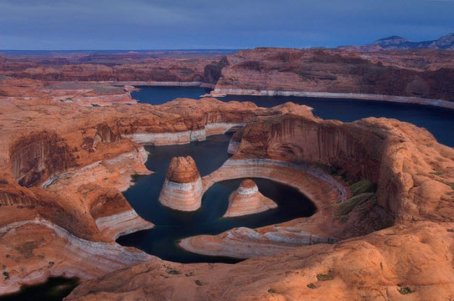 Hồ Powell trong khu giải trí quốc gia Glen Canyon là hồ nước ngọt nhân tạo lớn thứ hai ở Mỹ, với chiều dài hơn 300 km chạy dọc biên giới giữa bang Utah và Arizona.