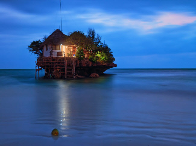 Zanzibar được bao quanh bởi một số bãi biển tuyệt vời nhất Châu Phi giúp du khách có thể trải nghiệm nhiều hoạt động ngoài trời.