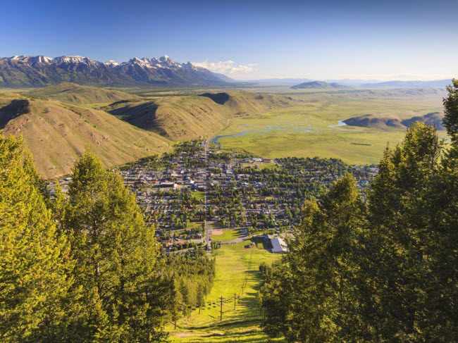 Núi Jackson Hole ở bang Wyoming của Mỹ là địa điểm lý tưởng dành cho những du khách ưa thích các hoạt động khám phá như leo núi, cưỡi ngựa, đi bộ,…