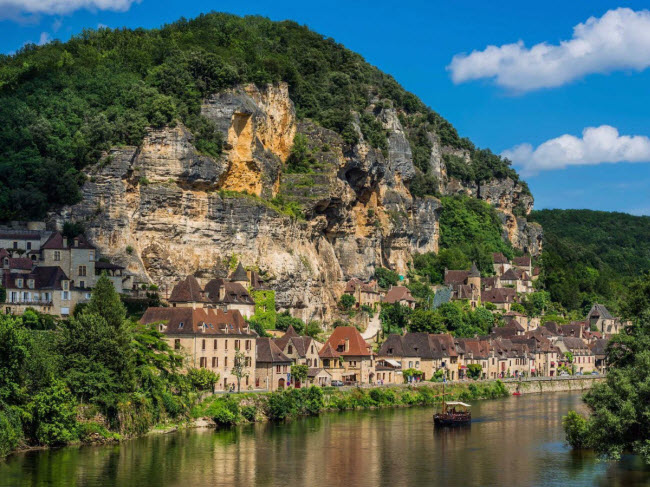 Được xây dựng trên một vách núi bên sông Dordogne, La Roque-Gageac được coi là một trong những ngôi làng đẹp nhất nước Pháp. Du khách có thể đi bộ hoặc đi thuyền để khám phá cảnh đẹp tại ngôi làng này.