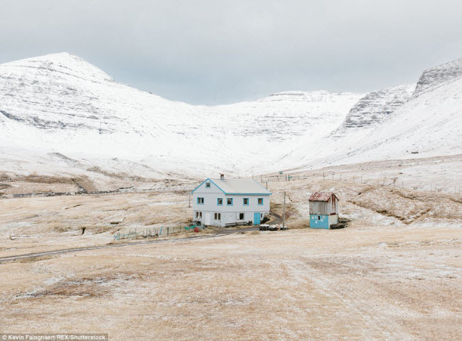 Quần đảo Faroe nằm trong vùng biển Na Uy là một trong những nơi hẻo lánh nhất châu Âu. Cư dân tại đây rất thưa thớt.&nbsp;Trong ảnh là một nhà thuộc&nbsp;ngôi làng Gásadalur, nơi chỉ có&nbsp;chỉ có 16 người sinh sống.