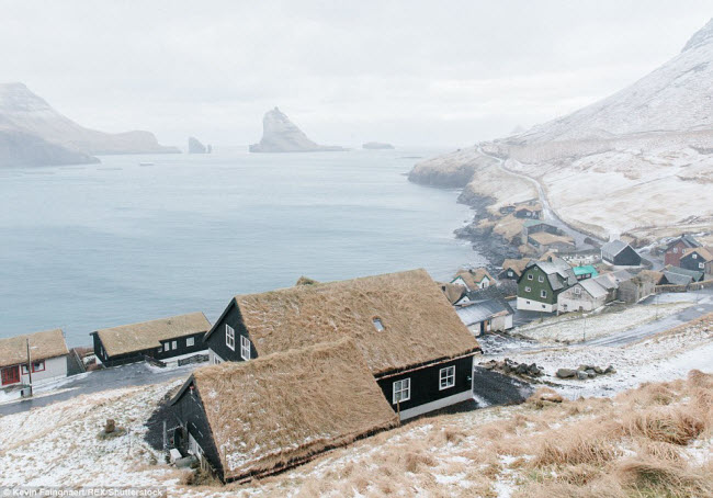 Bức ảnh chụp toàn cảnh ngôi làng Bour hẻo lánh trên đảo Vagar thuộc quần đảo Faroe.