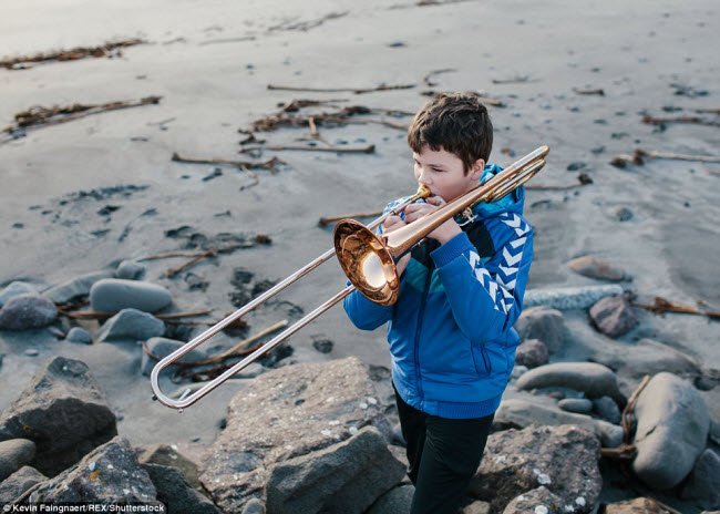 Cậu bé Simon Jacobsen chơi kèn trombone bên bờ biển Sanndavagur tại quần đảo Faroe, một trong những nơi hẻo lánh nhất châu Âu.