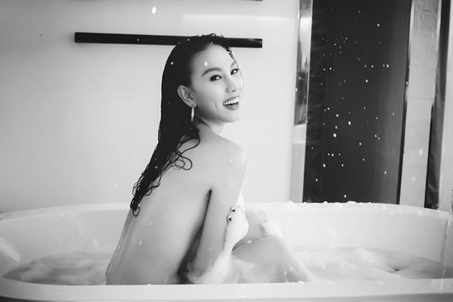 Nữ người mẫu chịu khó&nbsp;bán nude, ngâm mình trong bồn tắm vời xà phòng để có những bức ảnh đẹp