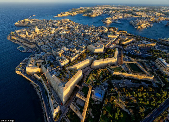 Khi hạ máy bay hạ cánh, du khách có thể chiêm ngưỡng vẻ đẹp cổ kính của thành phố Valletta trên hòn đảo Malta.