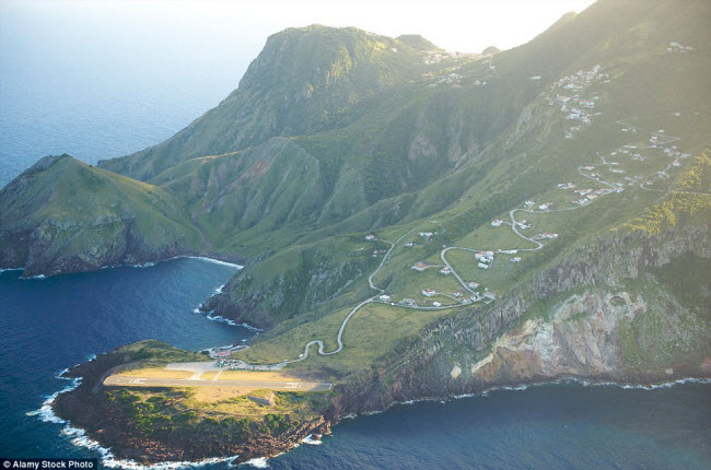 Sân bay Saba ở Caribbean gây ấn tượng với đường băng nằm dưới chân núi và có chiều dài ngắn nhất thế giới.