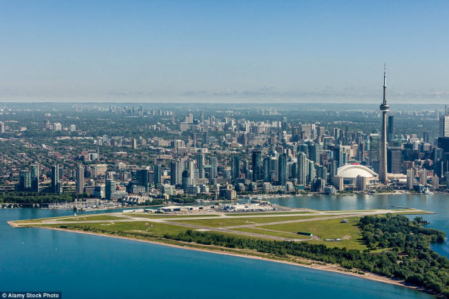 Hành khách có thể chiêm ngưỡng toàn cảnh thành phố Toronto bao gồm tháp truyền hình CN Tower, khi hạ cánh xuống sân bay Billy Bishop.