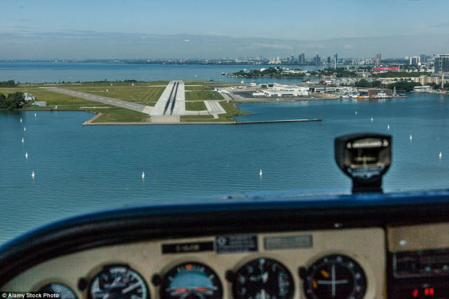 Billy Bishop là sân bay có lưu lượng khách đông thứ 9 ở Canada.