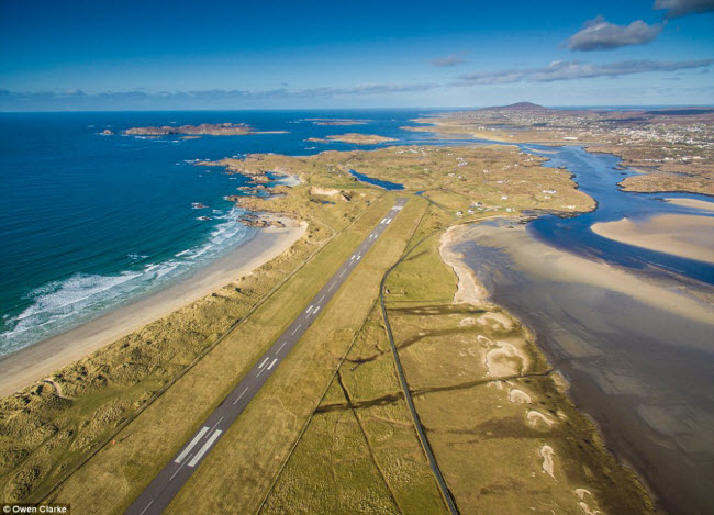 Trong khi máy bay đáp xuống sân bay Donegal, hành khách có thể thưởng ngoạn bãi biển tuyệt đẹp, thị trấn Carrickfinn và núi Errigal hùng vĩ ở Ireland.