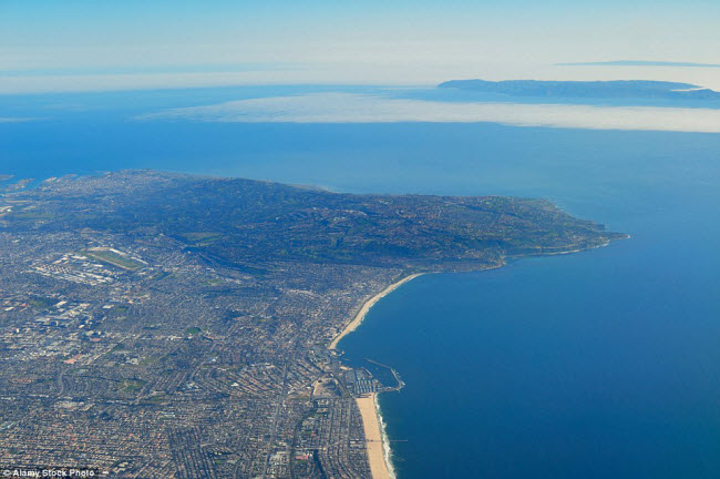 Tùy thuộc vào hướng bay, hành khách có thể chiêm ngưỡng bờ biển bang California dọc Thái Bình Dương.